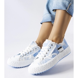 Inna Rosa sneakers med skavsår från Safiy 1