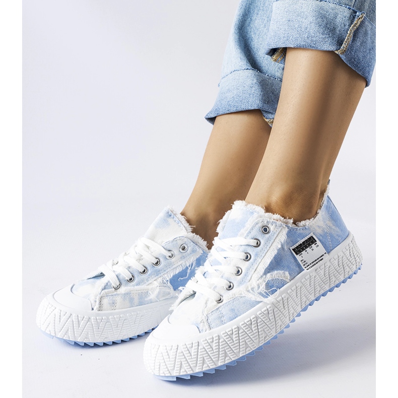 Inna Rosa sneakers med skavsår från Safiy 1