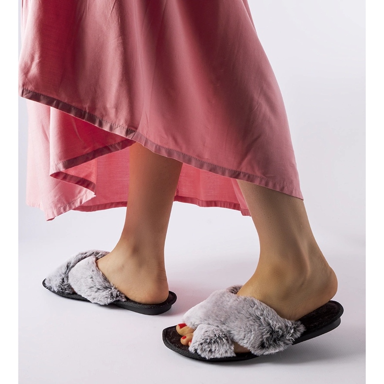 Gråa tofflor med päls från Domenica 1