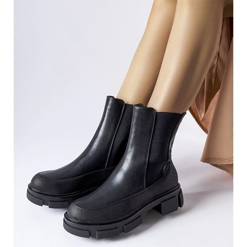 Svarta stövletter med elastisk ovandel från Faisal 1