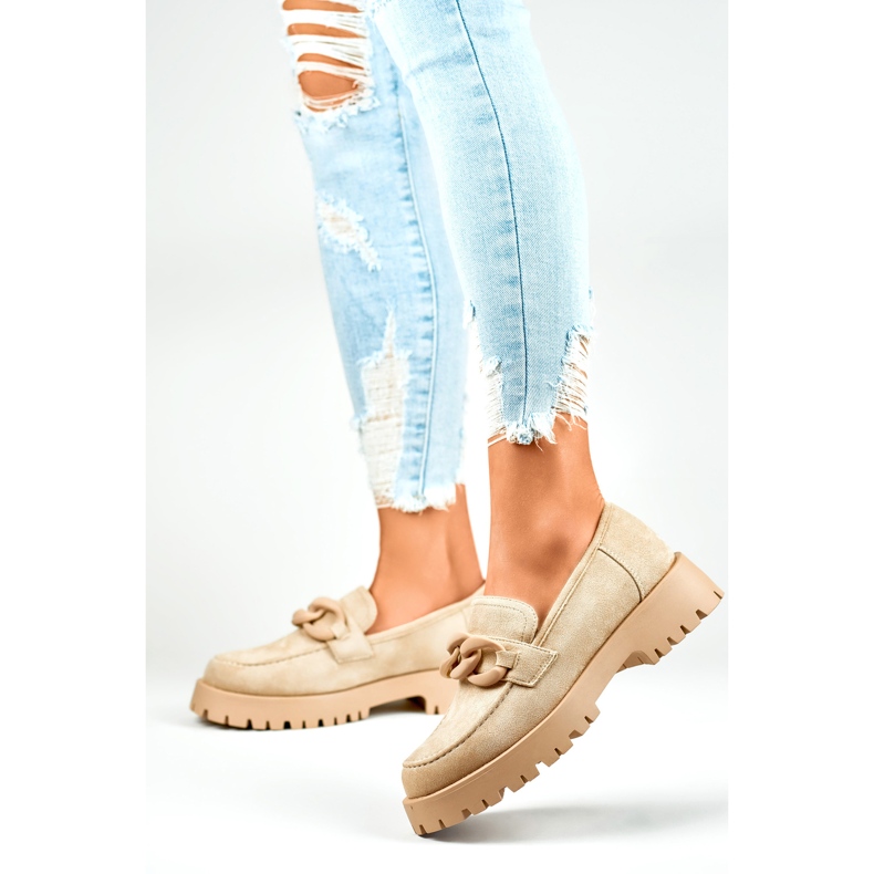 Loafers i beige mocka för kvinnor med kedja 2