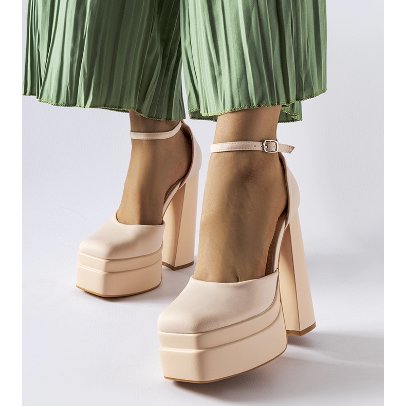 Beige Romines högklackade pumps 1