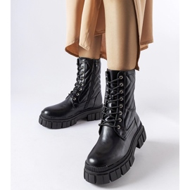 Svarta arbetarstövlar dekorerade med Fiacre-quiltning 1