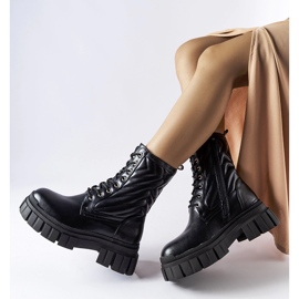 Svarta arbetarstövlar dekorerade med Fiacre-quiltning 2