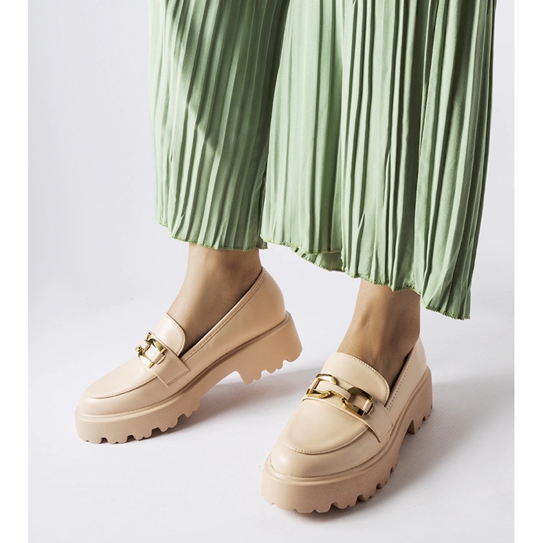 Inna Beige dammockasiner dekorerade med ett Piazzo-spänne 1