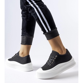 Svarta sneakers på en tjock vit Rina-plattform 1