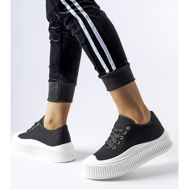 Svarta sneakers på en tjock vit Rina-plattform 1