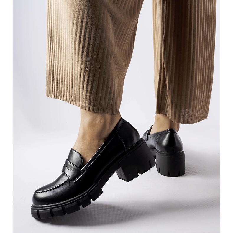 Svarta klassiska mockasiner med Dina-block 1