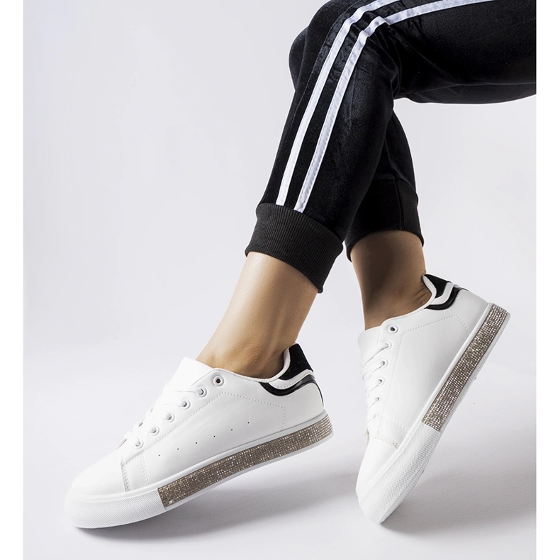 Vita och svarta sneakers med Dina strass 2