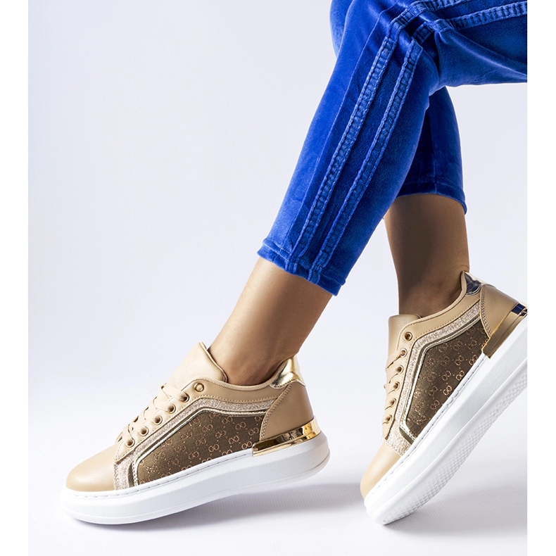 Beige skor dekorerade med glitter på Leo-plattformen 1