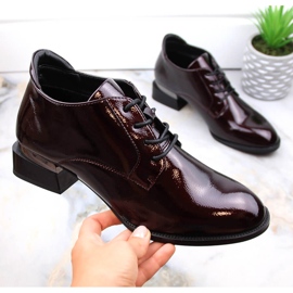 Vinceza Vinröda damlackskor med snörning och höga klackar 1