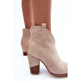 PS1 Cowboystövlar i mocka på en högklackad ljusbeige garvare 2