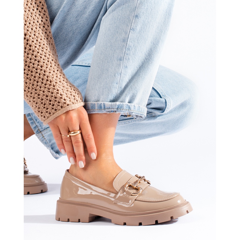 Patentbeige loafers med guld Shelovet-spänne 1