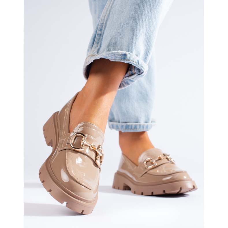 Patentbeige loafers med guld Shelovet-spänne 2