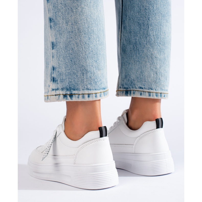 Vita sneakers på Shelovet-plattformen 1