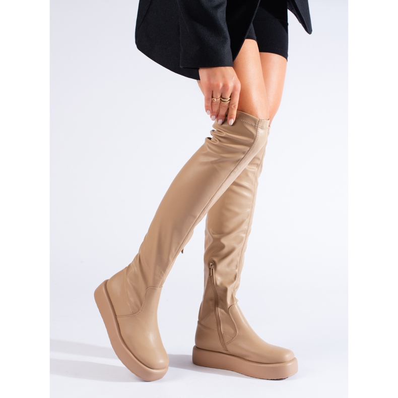 Beige musketörer på Shelovet-plattformen 1