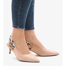 Rosa pumps på en HD-33 häl 1