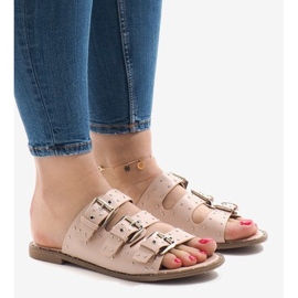 Rosa tofflor med dubbar och ett spänne F-3659 1