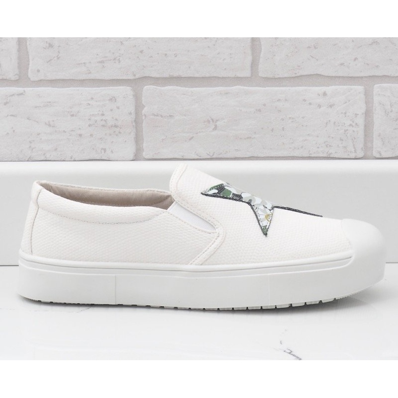 Vita slip-on sneakers med en stjärna JT28-41 1