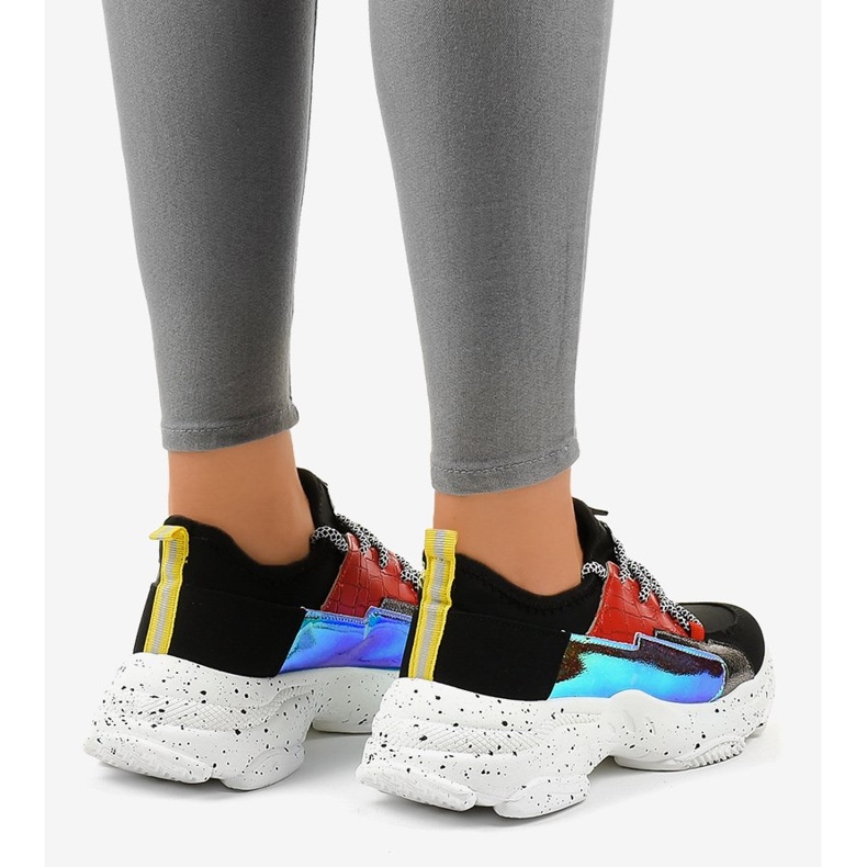 Svarta sneakers dekorerade med HL-03 1