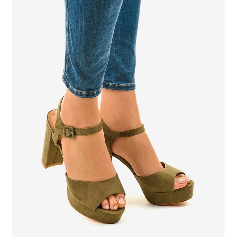 Gröna sandaler på stolpen i mocka AT-0660-L 1