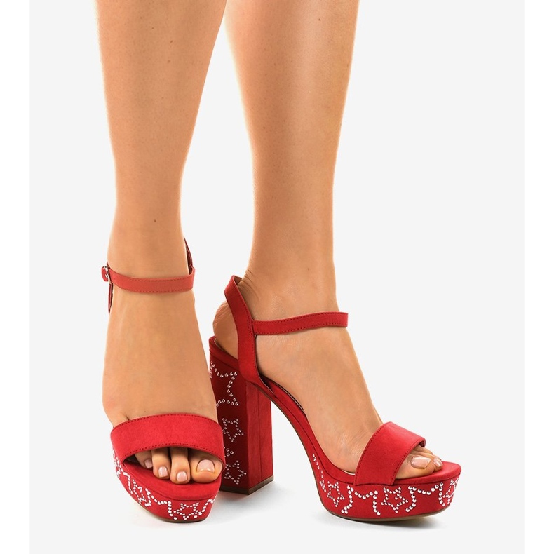 Röda sandaler på en stolpe i mocka 99435-4 1