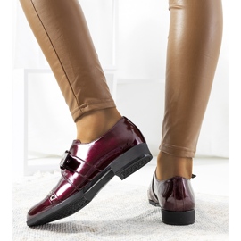 Burgundlackade skor med ett spänne C18-6263-2 röd mångfärgad 1