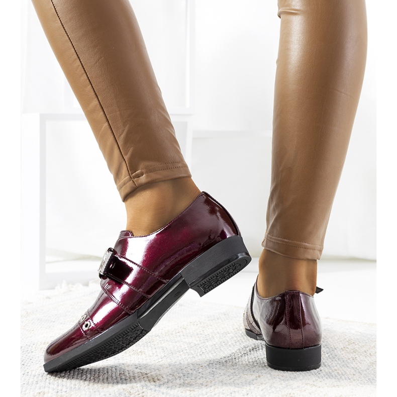 Burgundlackade skor med ett spänne C18-6263-2 röd mångfärgad 1