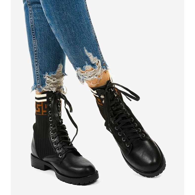 Svarta stövlar med strumpa Ferniehill beige 1