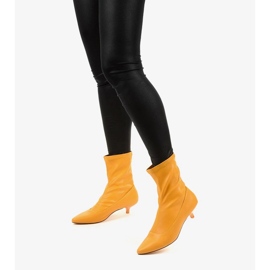 Gula höga klackar med en Ragemour -strumpa 1