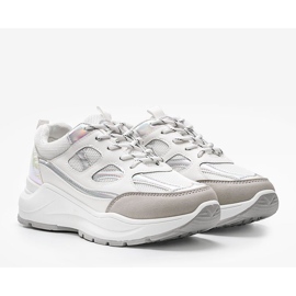 Vita sneakers på en tjock Aliza sula 1