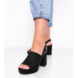 Svarta sandaler på Chikies stolpe 1