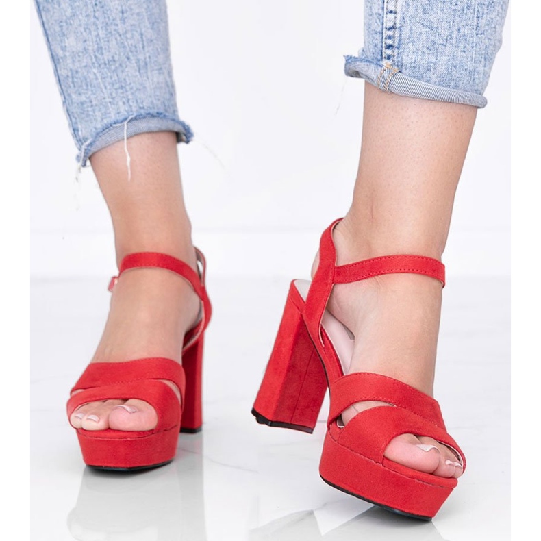 Röda sandaler på stolpen till Kimmie 1