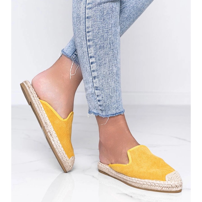 Gula flip-flops med en uppbyggd Kinshasa-front 1