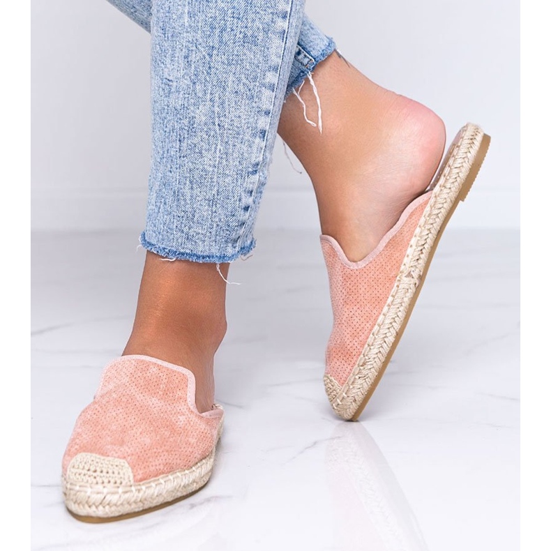 Rosa flip-flops med en stängd framsida av Kinshasa 1