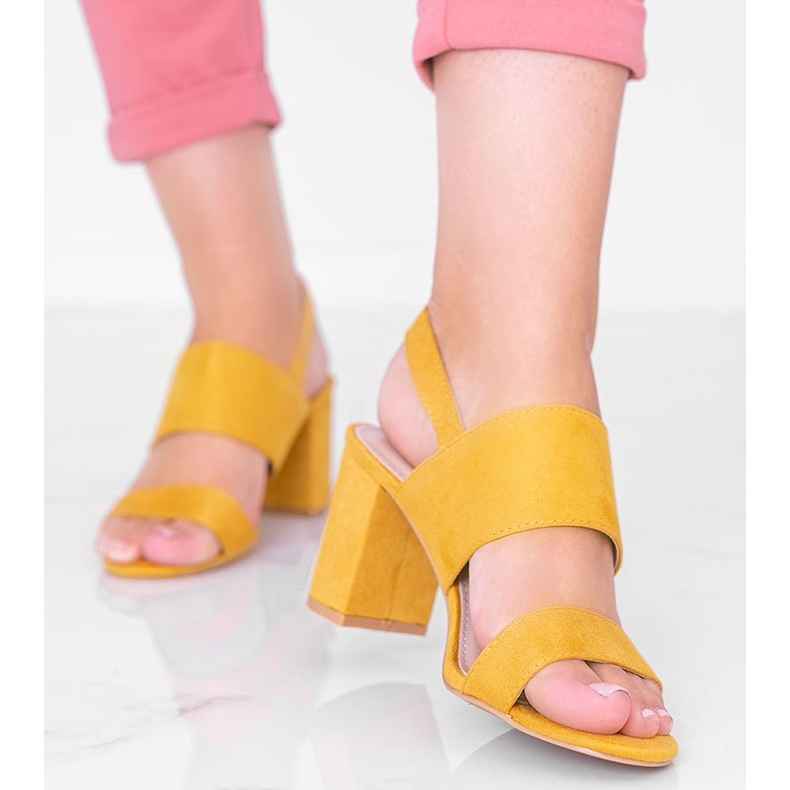 Senapssandaler på Lil Sweetie -inlägget gul 1