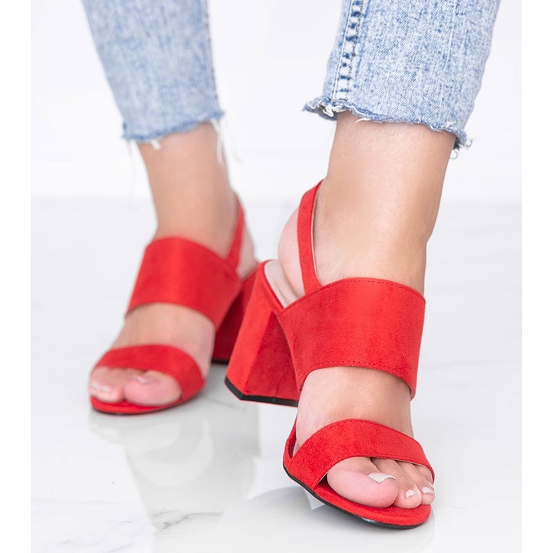 Röda sandaler på posten som Lil Sweetie 1