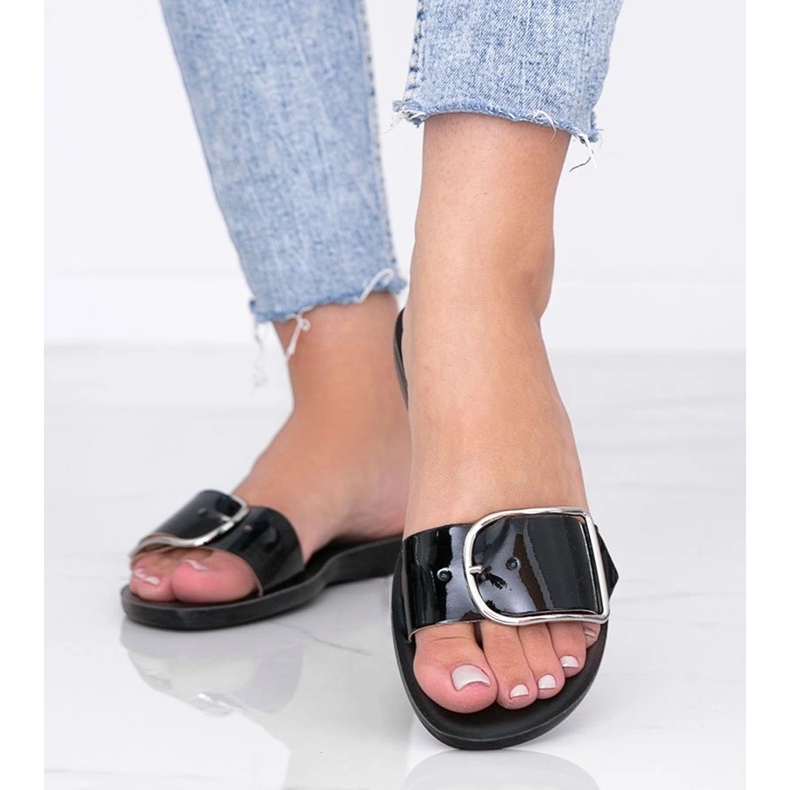 Laura svartlackerade tofflor 1