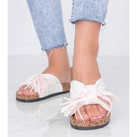 Beige tofflor på Crys korksula 1