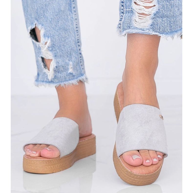 Gråa tofflor på plattformen 1