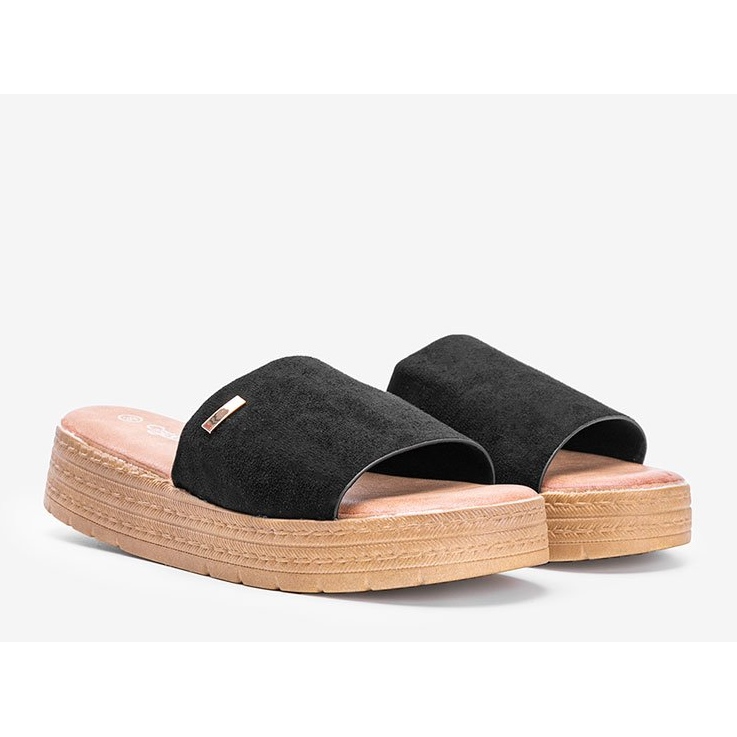 Svarta tofflor på plattformen 1