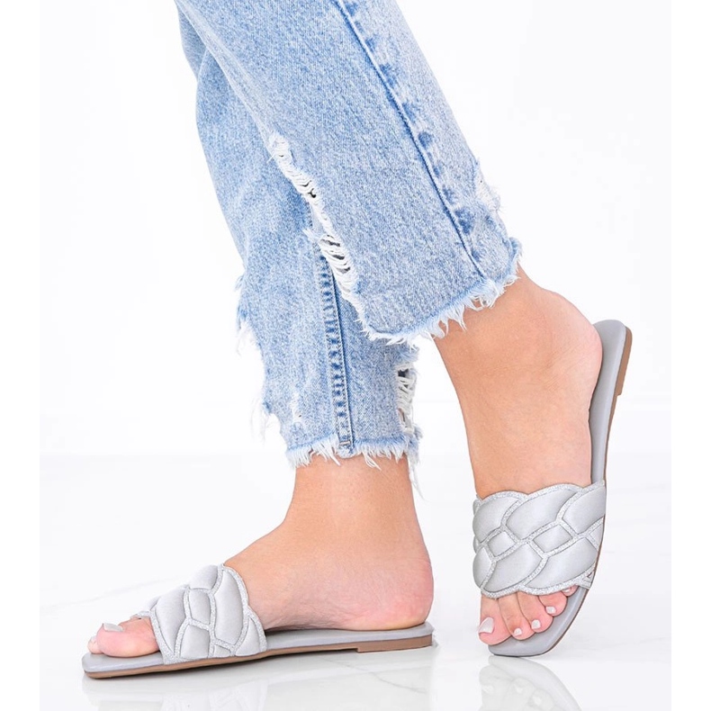 Grå tofflor med en dekorativ Stormi -övre 1