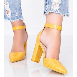 Senap pumpar på en stolpe i Glamour -krokodilhudmönstret gul 1