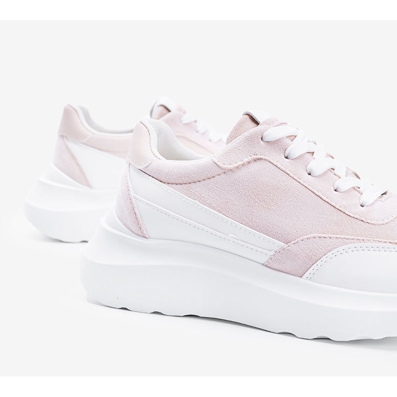 Beige sneakers med vita detaljer på en Barteks hög sula 1