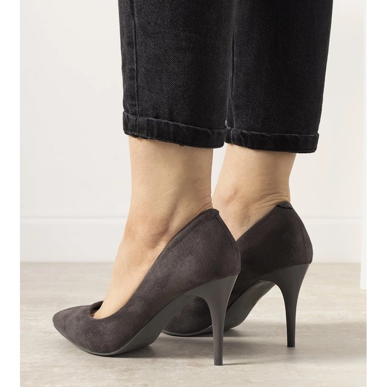 Grå pumps på Elianas lågklack 1