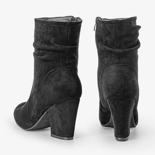 Svarta fotkängor på Lines -stolpen 1