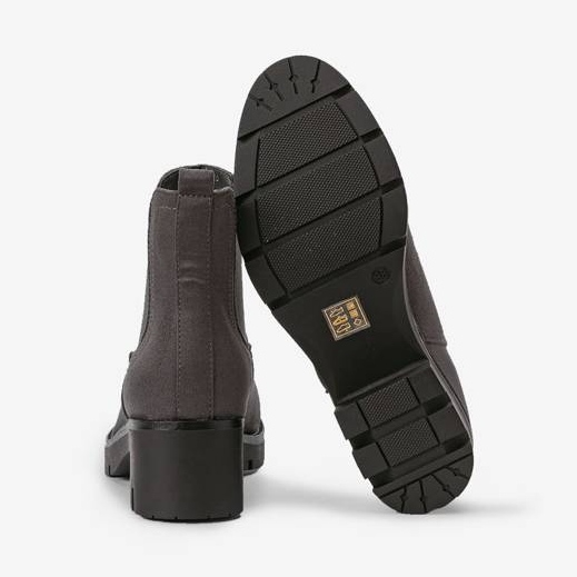 Grå stövlar på höstposten 2