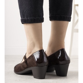 Bruna pumpar på en pelare med en lackerad Dessertå 1