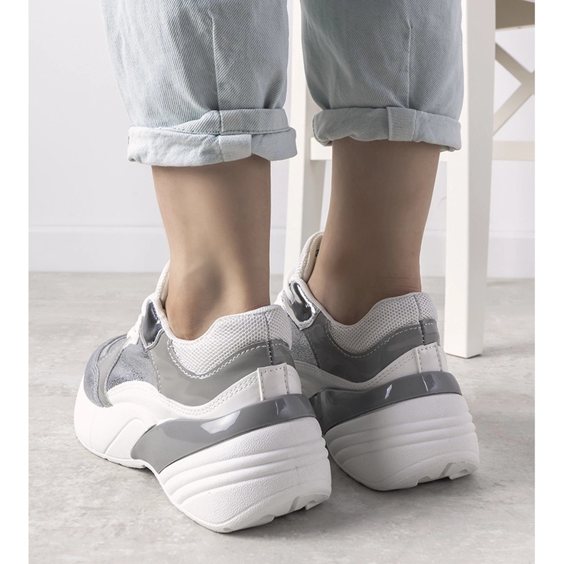 Silver sneakers på en hög sula vit 1