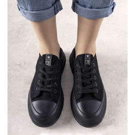 Svarta sneakers på en tjock Beat -sula 1